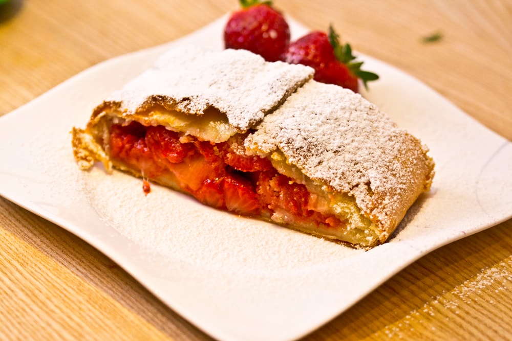 Erdbeer Rhabarber Strudel